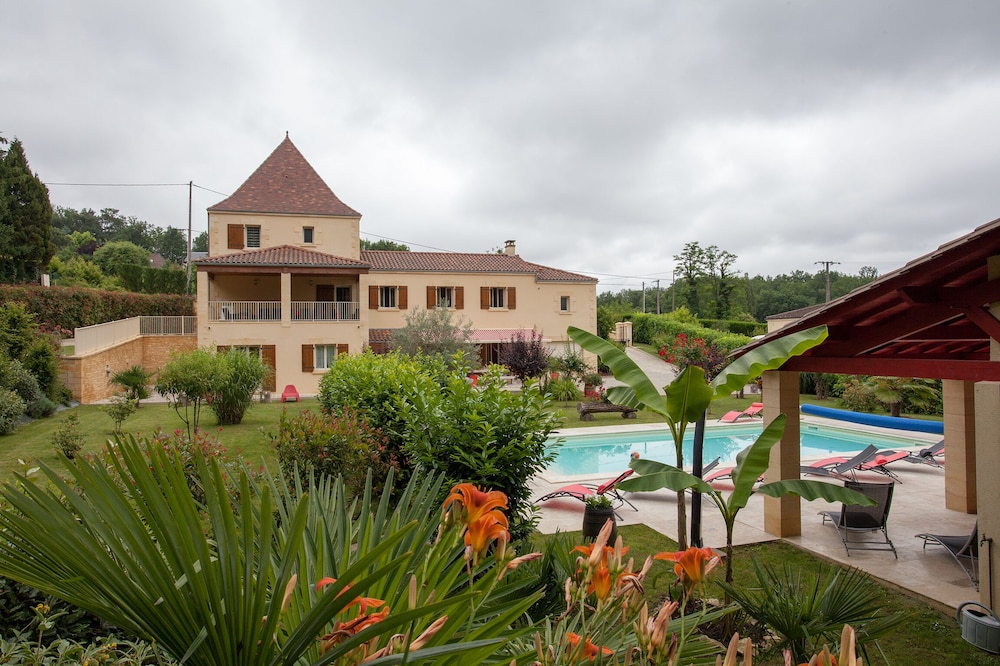 Charming Villa IN Sarlat 4/8 Pers, Green and Flowery Setting, Heated Swimming Pool