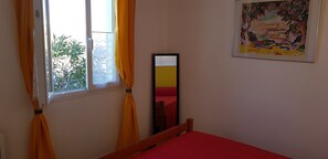 2 makuuhuonetta, silitysrauta/-lauta, ilmainen Wi-Fi