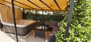 Property grounds - Romantic Apartments, Studios, Rooms in historical Split center with garden, WI-FI (Split)