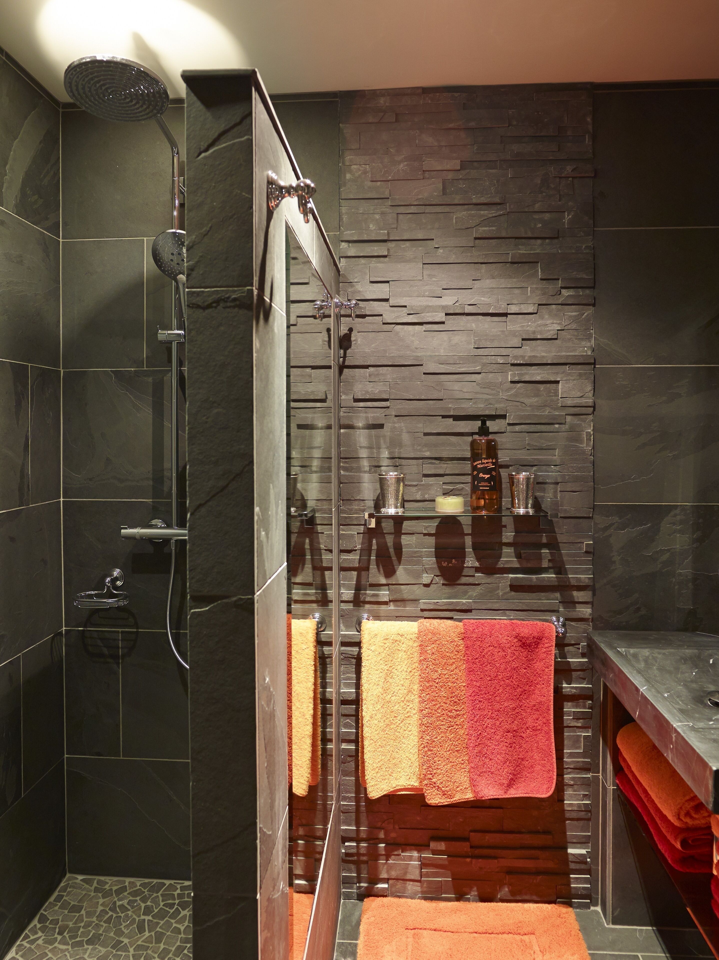 Douche, sèche-cheveux, serviettes fournies, savon