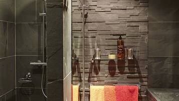 Douche, sĂšche-cheveux, serviettes fournies, savon
