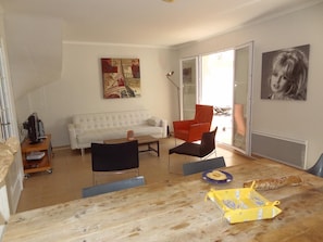 TV connectée, livres, chaîne hi-fi