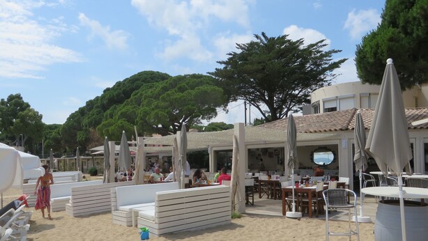 A beachside restaurant with outdoor seating, umbrellas, and a sandy area. - NEW VILLA LES CORALINES, WITH SEA VIEW AND SHARED POOL (Roquebrune-Sur-Argens)