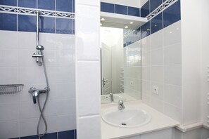Shower, hair dryer, towels - NEW VILLA LES CORALINES, WITH SEA VIEW AND SHARED POOL (Roquebrune-Sur-Argens)