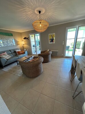 TV, books, stereo - NEW VILLA LES CORALINES, WITH SEA VIEW AND SHARED POOL (Roquebrune-Sur-Argens)