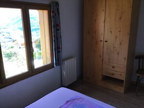 4 bedrooms, iron/ironing board, travel cot, free WiFi