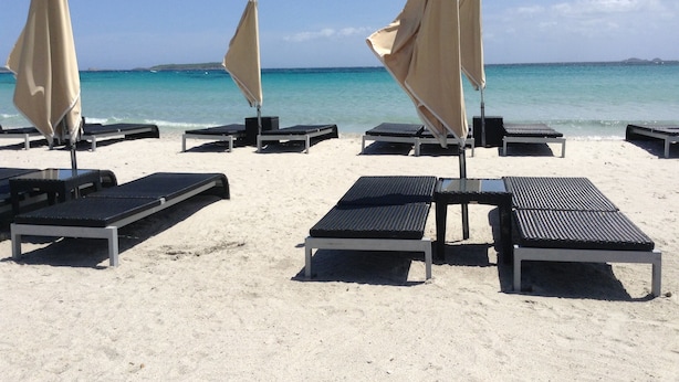 A beach with sun loungers and umbrellas. - Walk-new in charming residence with 300m² swimming pool in Porto Vecchio (Porto-Vecchio)