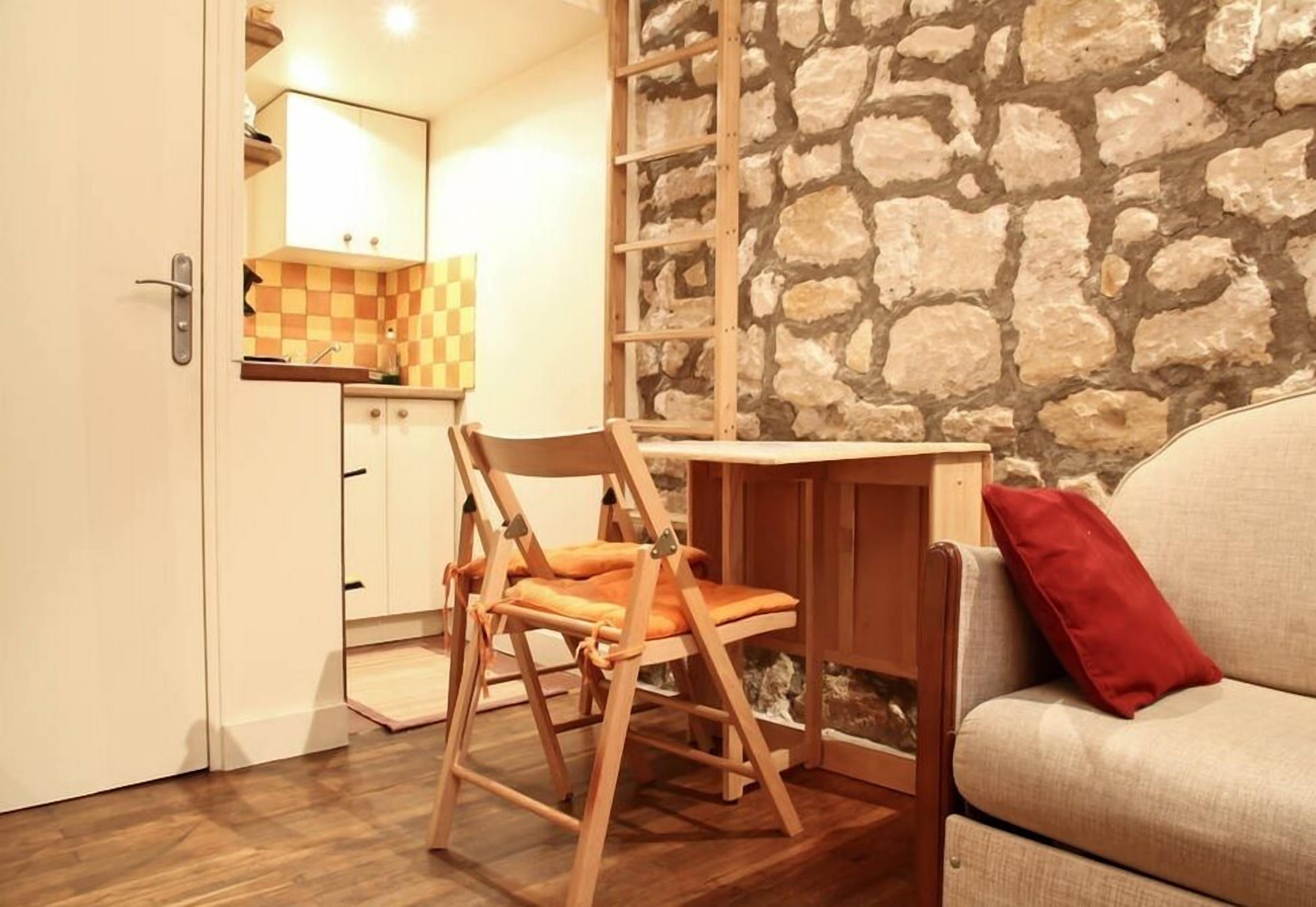 Table et chaises pliantes pour gagner de l'espace
