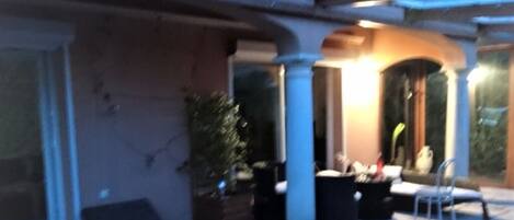 Innendørsbasseng og et oppvarmet basseng