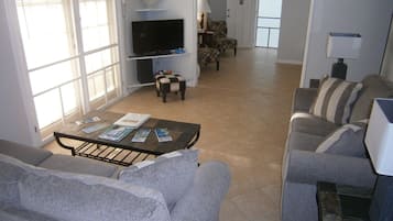 Televisie, een dvd-speler en boeken