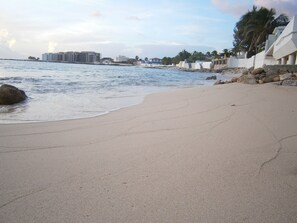 On the beach, sun-loungers, beach towels - 3 BR/3 bath. Sint Maarten DIRECT BEACHFRONT & PRIVATE POOL!  
From 250/nt!! (Beacon Hill)