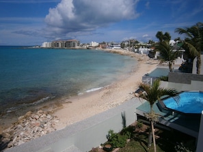 Sur la plage, chaise longue, serviettes de plage