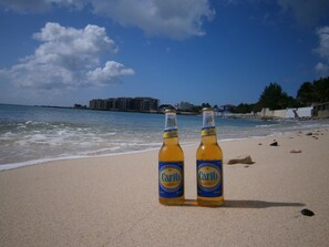 En la playa, camastros y toallas de playa 