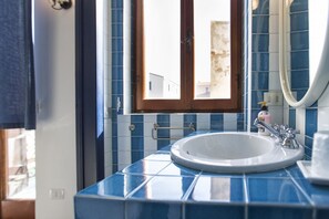 Douche, sèche-cheveux, bidet, serviettes fournies