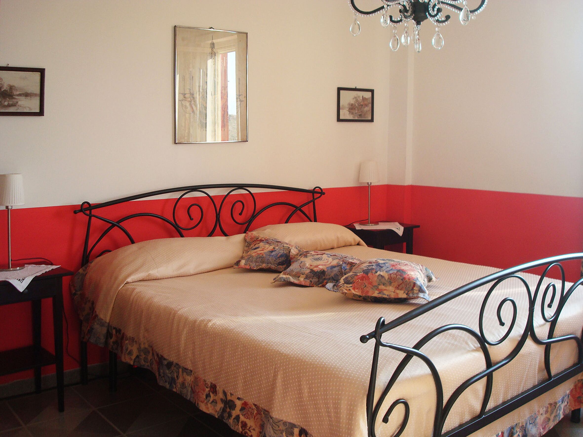 Small, fine apartment with panoramic sea views in a tranquil green location