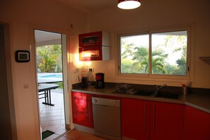 Frigorífico, microondas, horno y placa de cocina