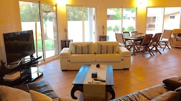 TV connectée, cheminée, lecteur de DVD, table de tennis de table