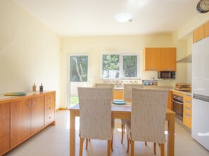 Fridge, microwave, oven, stovetop - Lovely 2 bedrooms / 2 bathrooms in Aromas (Vila do Bispo)