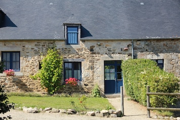 façade cotĂ© cour; vue sur la maison du gardien, fenĂȘtre de gauche;