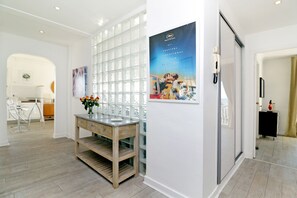 Interior - UNIQUE RESIDENTIAL LOCATION WITH A FANTASTIC VIEW OF THE BAY OF CANNES (Cannes)
