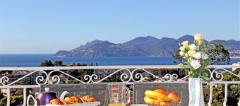UNIQUE RESIDENTIAL LOCATION WITH A FANTASTIC VIEW OF THE BAY OF CANNES
