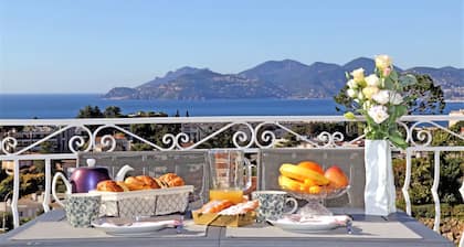 UNIQUE RESIDENTIAL LOCATION WITH A FANTASTIC VIEW OF THE BAY OF CANNES - PROMO 01/08 JULY