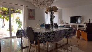 Dining - MAGNIFICENT HOUSE BETWEEN VINEYARDS, RIVER AND SEA WITH 8X4 SWIMMING POOL (Murviel-Lès-Béziers)