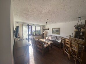 Smart TV, fireplace, DVD player, foosball