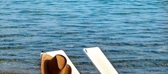 Soltäckt lägenhet mellan tallskog och gyllene stranden 40 meter från havet!