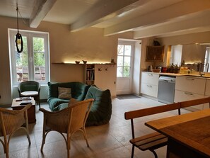TV, fireplace, books - Large capacity houses in the village (Les Portes-En-Ré)