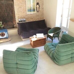 Fernseher, Kamin, Bücher