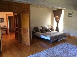 7 bedrooms, desk, iron/ironing board, travel cot