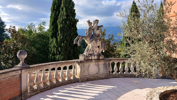 A stone balustrade with a statue, overlooking a garden with cypress trees and a view of the sea. - Asolo center, Free parking  (Asolo)