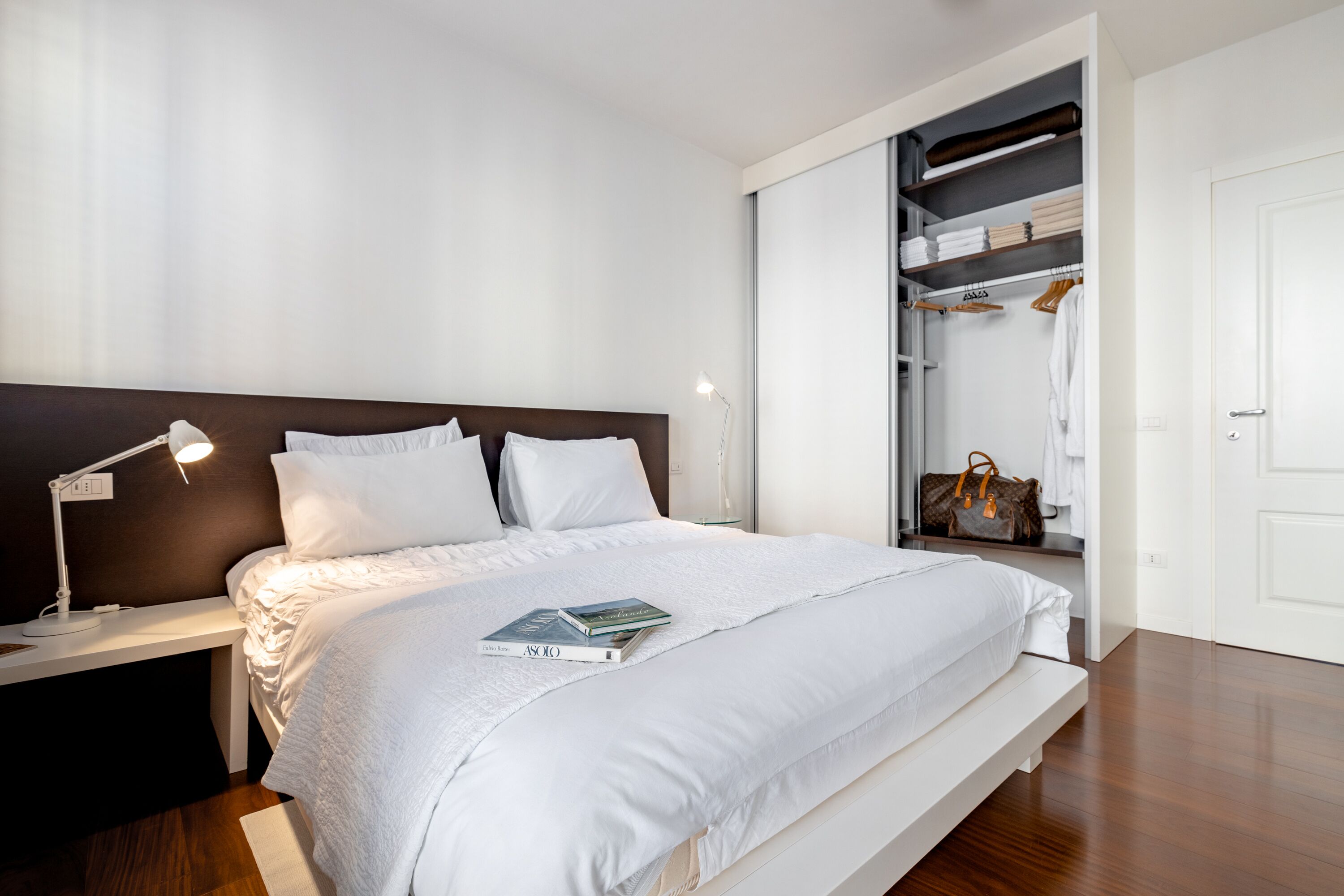 2 chambres, coffres-forts dans les chambres, fer et planche à repasser