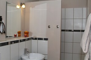 Dusche, Haartrockner, Handtücher, Seife