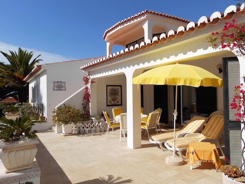 Villa 185m², 3000m² garden, private pool, 5 min. to the beach, WLAN, domestic help
