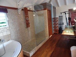 Ensemble douche/baignoire, sèche-cheveux, serviettes fournies