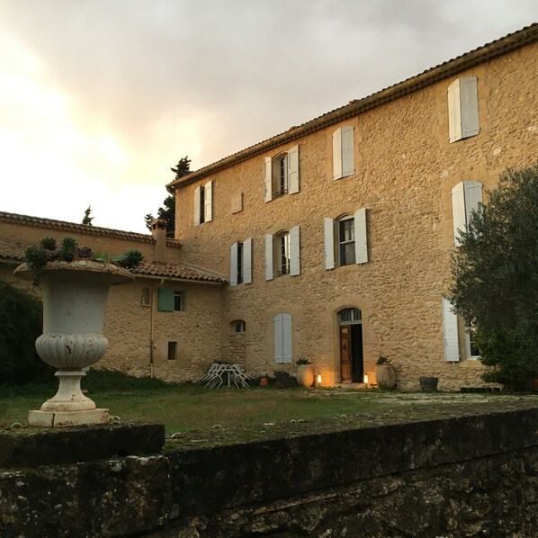 Exterior - In the Luberon, apartment in a Provencal country house in the heart of the pine forest (Pertuis)