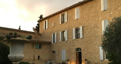 In the Luberon, apartment in a Provencal country house in the heart of the pine forest