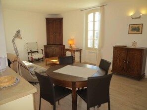 Interior - In the Luberon, apartment in a Provencal country house in the heart of the pine forest (Pertuis)