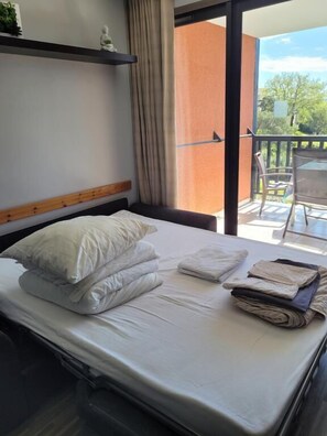 Iron/ironing board, free WiFi, bed sheets