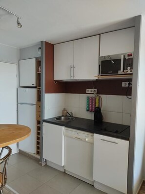 Réfrigérateur, four à micro-ondes, surface de cuisson, lave-vaisselle