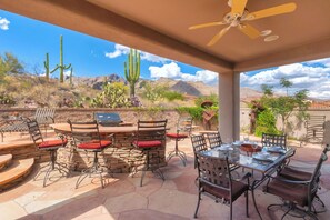Outdoor dining - Gated La Paloma Home, Private Lot with City & Mountain views (Tucson)