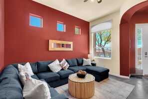 Smart TV, chimenea, reproductor de DVD y libros 