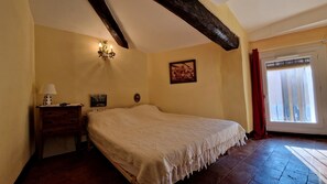 2 slaapkamers, een strijkplank/strijkijzer, beddengoed