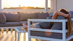 A person reclining on a white outdoor sofa with a view of the sunset. - Apartment Tena (Ližnjan)