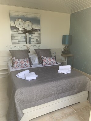 5 bedrooms, iron/ironing board, WiFi, bed sheets