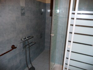Dusche, Haartrockner, Seife, Toilettenpapier