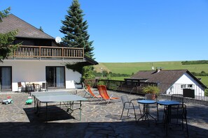Outdoor dining - Spacious, cozy vacation apartment with balcony in the Volcanic Eifel (Immerath)