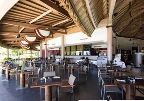 Outdoor dining - Directly on the beach, in a 4* hotel, comfortable apartment (Arue)